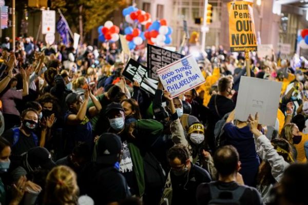 Καλλιτέχνες πανηγυρίζουν τη νίκη του Τζο Μπάιντεν