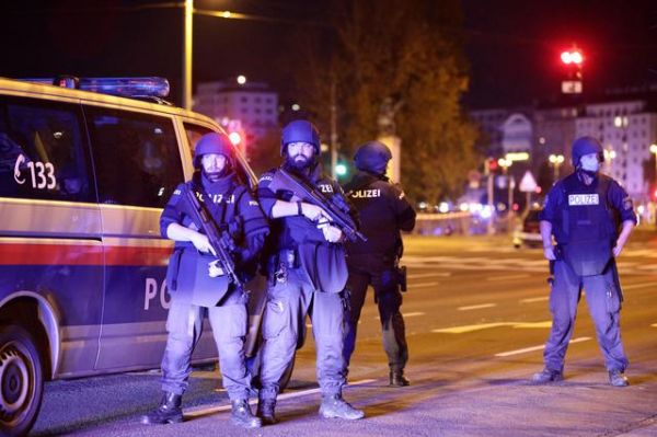 Επίθεση στη Βιέννη : Ο δράστης είχε φυλακιστεί αφού αποπειράθηκε να ταξιδέψει στην Συρία για να ενταχθεί στο ISIS