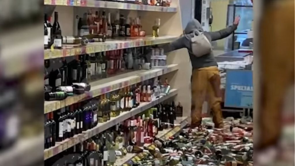 Βρετανία : Γυναίκα έσπασε 500 φιάλες ποτών σε σούπερ μάρκετ