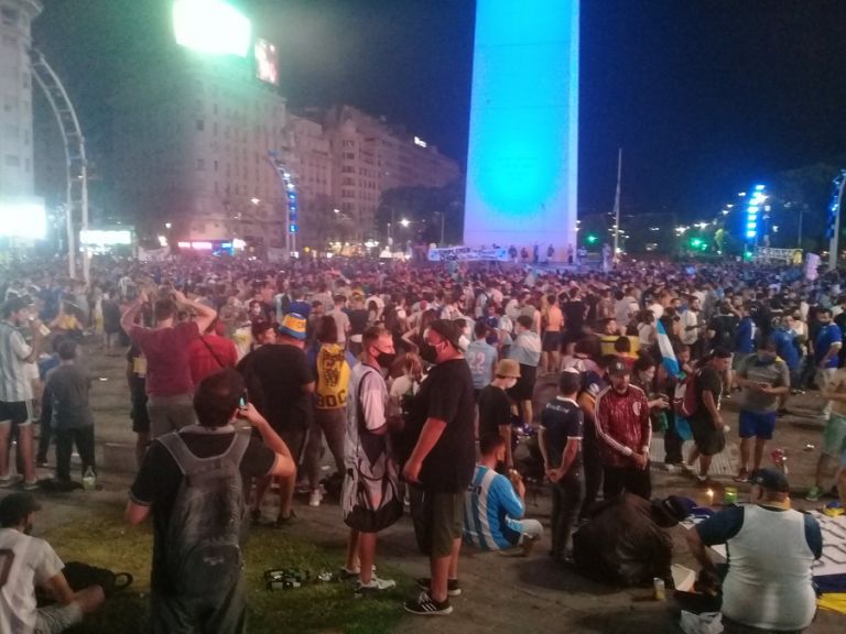 Μαραντόνα : Χιλιάδες φίλαθλοι στη μεταφορά της σορού του Μαραντόνα