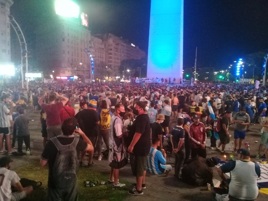 Μαραντόνα : Χιλιάδες φίλαθλοι στη μεταφορά της σορού του Μαραντόνα