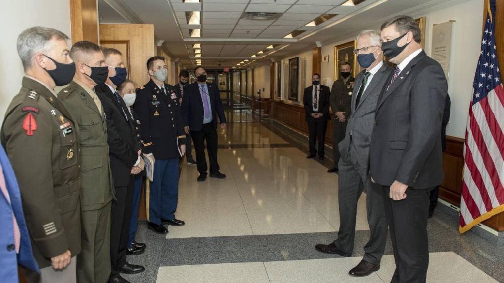 Με κοροναϊό οι υπουργοί Αμυνας Λιθουανίας και ο υφυπουργός Αμυνας των ΗΠΑ – Είχαν συνάντηση