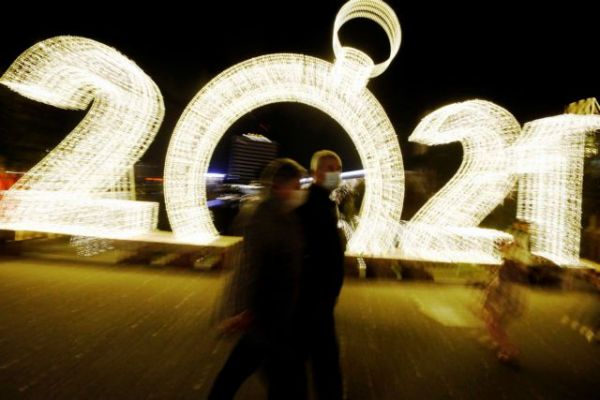 Φόβοι για υπερμετάδοση του ιού σε Ευρώπη και ΗΠΑ ενόψει Χριστουγέννων