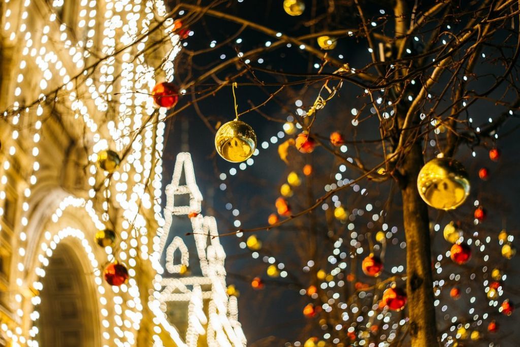 Ο κοροναϊός αλλάζει τα Χριστούγεννα – Live συνδέσεις με τον Βόρειο Πόλο και κάλαντα από… zoom