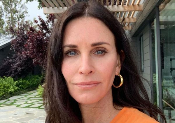 Κόρτνεϊ Κοξ : Χόρεψε ξανά με την γαλοπούλα στο κεφάλι και έριξε το Instagram