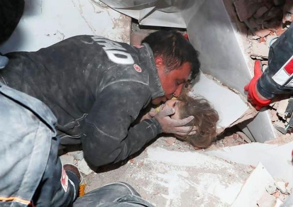 Σεισμός Σμύρνη : Συγκλονίζει η εικόνα του διασώστη που φιλά πάνω στα συντρίμμια τη μικρή Αϊντά