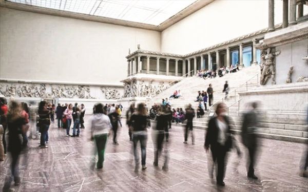 Κοροναϊός στον «θρόνο του Βάαλ» – Οι συνωμοσιολόγοι επιτίθενται