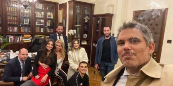 Βίντεο από το κορονοπάρτι του Δημήτρη Βερβεσού: «Σεισμός, σεισμός… συνωστισμός»