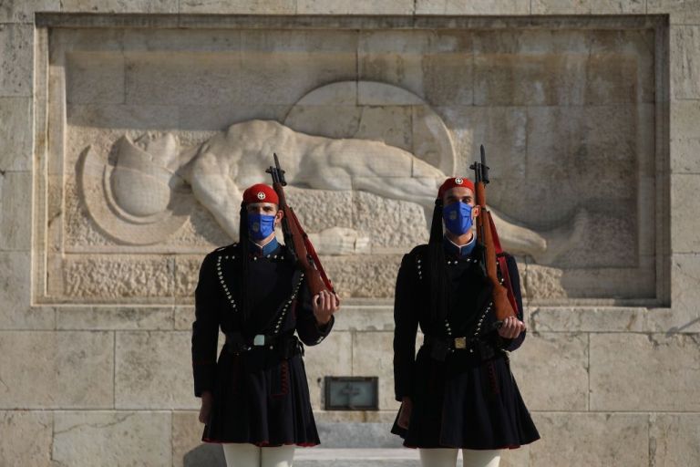 Με μάσκες και οι Εύζωνες της Προεδρικής Φρουράς – Δείτε εικόνες