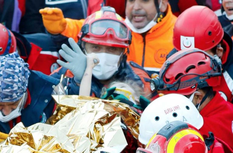 Σμύρνη : Η στιγμή της διάσωσης της 3χρονης Ελίφ από τα συντρίμμια στη Σμύρνη