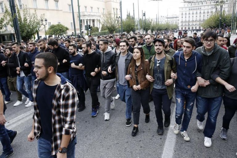 Ατόπημα ΑΠΕ – ΜΠΕ με fake φωτογραφία από την πορεία του ΚΚΕ – Προβοκάτσια καταγγέλλει ο Περισσός