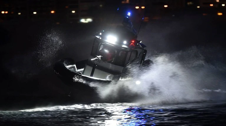 Φωτιά σε πλοίο : Σώοι οι 14 ναυτικοί – Μεγάλη προσπάθεια για την κατάσβεση