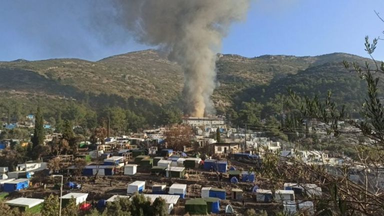 Σαμος: Φωτιά στο ΚΥΤ [εικόνες]