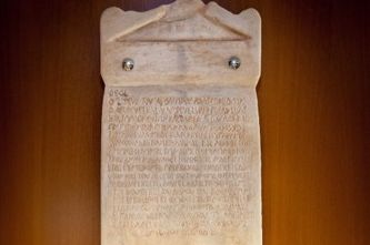 Στον δήμο Ιλίου η αρχαιότερη οικο-λατρευτική επιγραφή 4ου αιώνα Π.Χ.