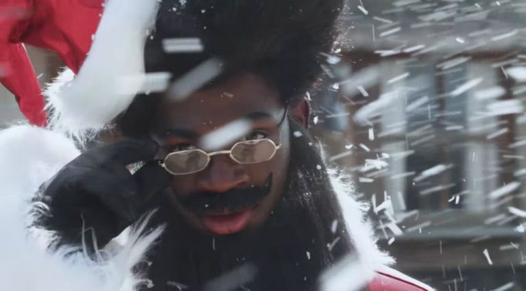 «Holiday»: Ο Μάικλ Τζ. Φοξ προειδοποιεί τον Lil Nas X να μην «ταξιδέψει» στο έτος 2020