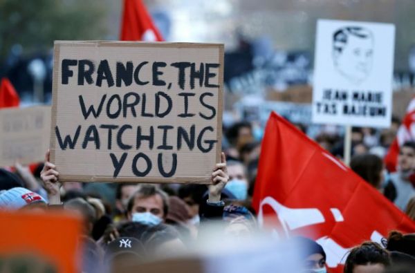 Γαλλία: Μετά το σάλο και τη βία, η κυβέρνηση πήρε πίσω το άρθρο για την φωτογράφιση αστυνομικών