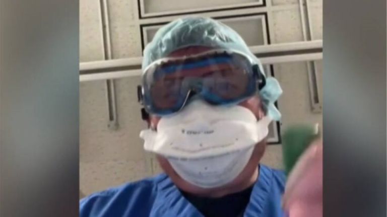 Κοροναϊός : Γιατρός αναπαριστά πώς είναι όταν πεθαίνεις από τον φονικό ιό