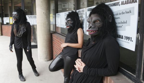 Guerrilla Girls : Διαδικτυακή περφόρμανς από τις μαχητικές φεμινίστριες με τις μάσκες γορίλα