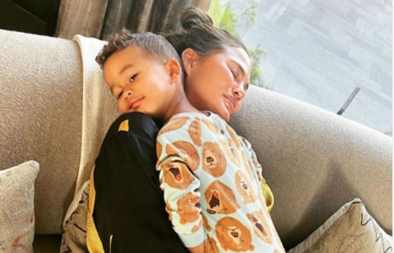 Κρίσι Τέιγκεν : Δείχνει σε βίντεο τις στάχτες του αδικοχαμένου γιου της