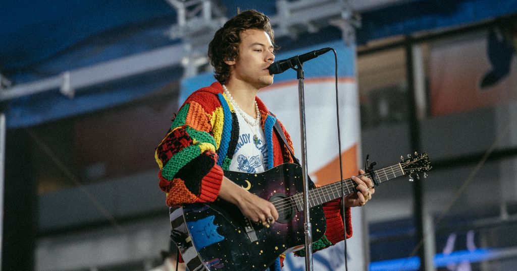 Η ζακέτα του Harry Styles που έγινε viral μπαίνει τώρα στο μουσείο V&A