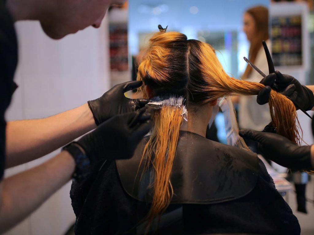 Lockdown : Κλείνουν κουρεία και κομμωτήρια