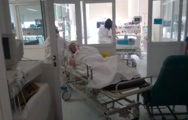 Κοροναϊός : Η συγκινητική στιγμή που 78χρονη με υποκείμενα νοσήματα βγαίνει από τη ΜΕΘ