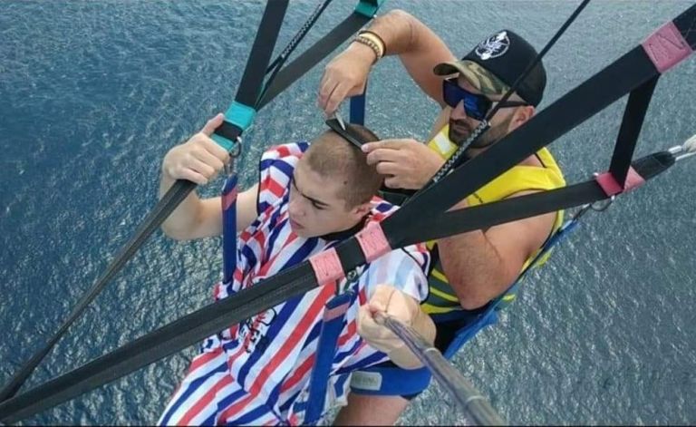 Κούρεμα στον αέρα ή υποθαλάσσια – Ένας κομμωτής από την Νάουσα δείχνει τον τρόπο