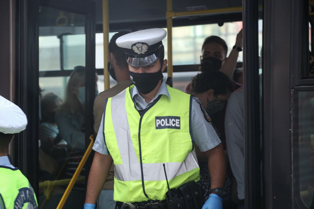 ΕΛ.ΑΣ : Γάντια, μάσκες, αντισηπτικά και ασπίδες στους αστυνομικούς