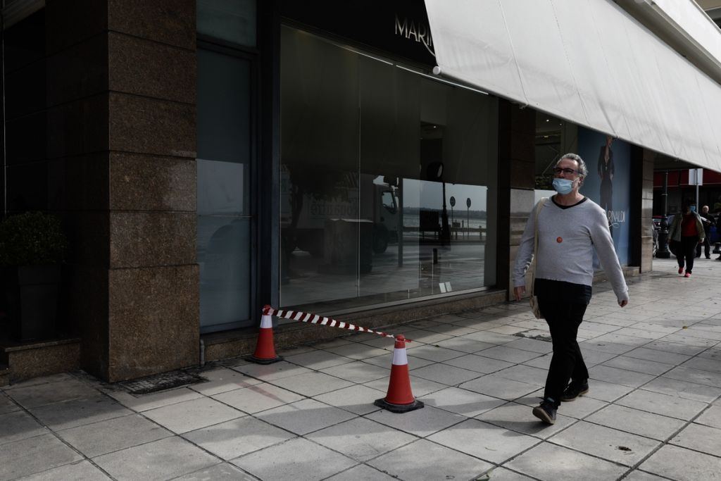 Κοροναϊός : Μάσκες παντού, σπίτι στις 12 και τηλεργασία – Τι αλλάζει από Τρίτη