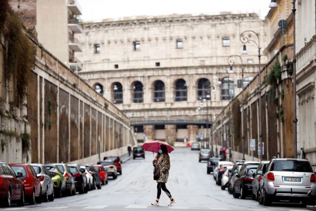 Κοροναϊός : Επιστέφει ο εφιάλτης της περασμένης άνοιξης στον κόσμο – Χάος στα νοσοκομεία