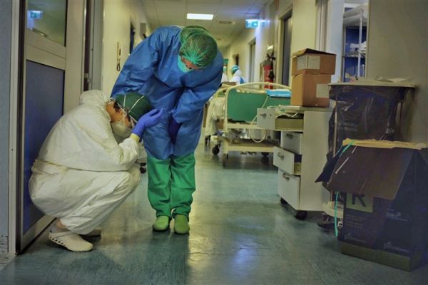 Κοροναϊός : 2.556 κρούσματα και 34 νεκροί – Στους 207 οι διασωληνωμένοι