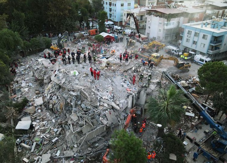 Τουρκία : Τουλάχιστον 42 οι νεκροί και σχεδόν 900 οι τραυματίες εξαιτίας του σεισμού