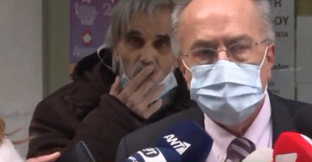 Θεσσαλονίκη : Μανιώδης καπνιστής φυσάει καπνό σε κλινικάρχη που έκανε δηλώσεις στις κάμερες