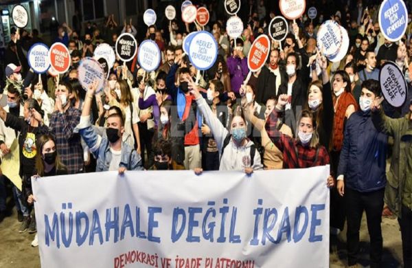 Κατεχόμενα : Διαδήλωση χιλιάδων Τουρκοκυπρίων κατά του Ερντογάν με συμμετοχή Ακιντζί (εικόνες)