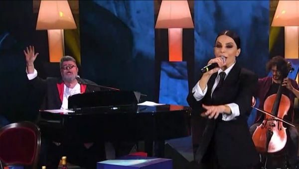 Η Κέλλυ Κελεκίδου «Βασανίζεται» στη σκηνή του MEGA