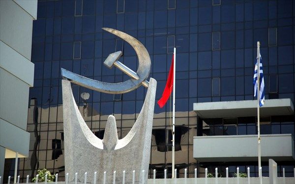 Ποιος γράφει «ΚΚΕ» στα… αγάλματα;