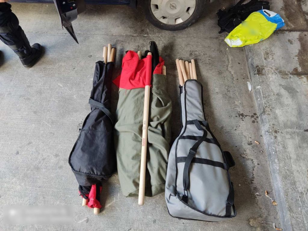 Πολυτεχνείο : Πάνω από δέκα προσαγωγές – Κατασχέθηκαν κοντάρια και αντιασφυξιογόνες μάσκες [Εικόνες]