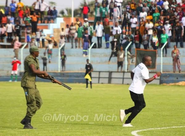 Αστυνομικός κυνήγησε οπαδό με όπλο στη Ζάμπια