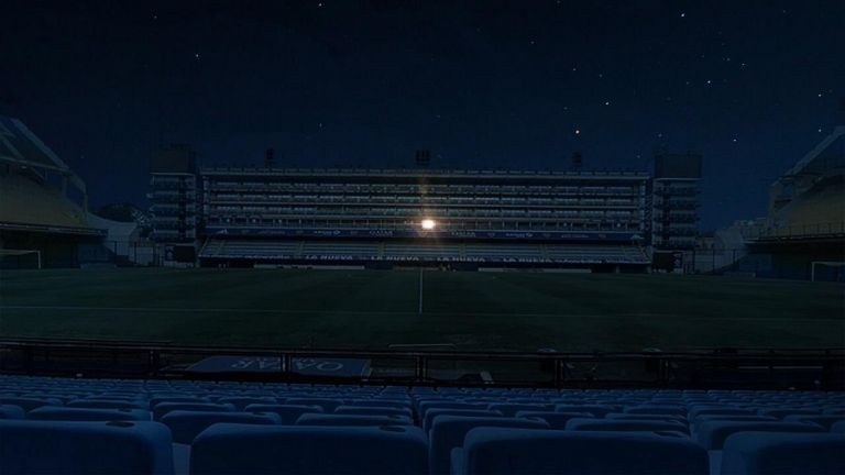 Μαραντόνα : Σκοτάδι σε όλο το «Μπομπονέρα» εκτός από την θέση του Ντιέγκο