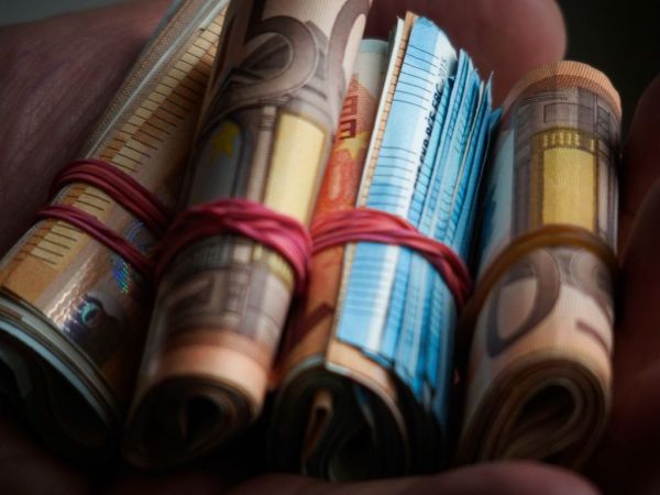 Κοροναϊός : Κατασχέσεις μισθών και επιδομάτων από λογαριασμούς που είναι… ακατάσχετοι