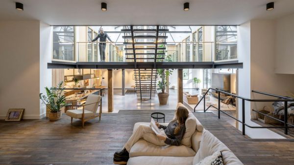 Ένα παλιό γυμναστήριο μεταμορφώθηκε σε εντυπωσιακό διαμέρισμα στο Άμστερνταμ