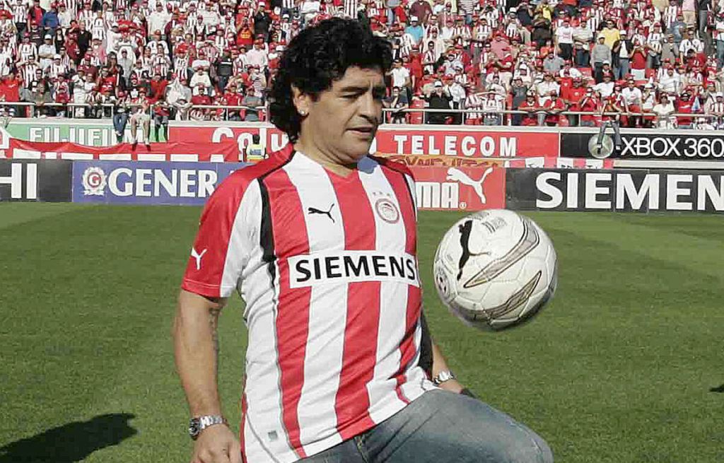 Μαραντόνα : Οταν ο «μάγος» πάτησε το χορτάρι του «Καραϊσκάκης»