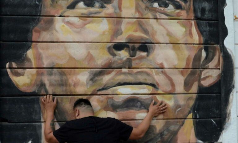 Μαραντόνα : Σπαρακτικές κραυγές κατά τη μεταφορά της σορού του