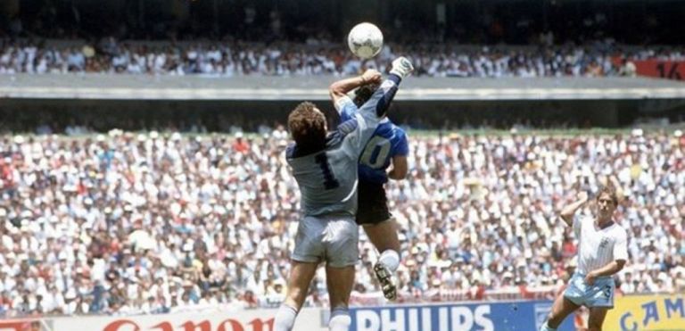 Μαραντόνα: Το γκολ με το… χέρι του Θεού και όταν ντρίπλαρε όποιον βρήκε μπροστά του