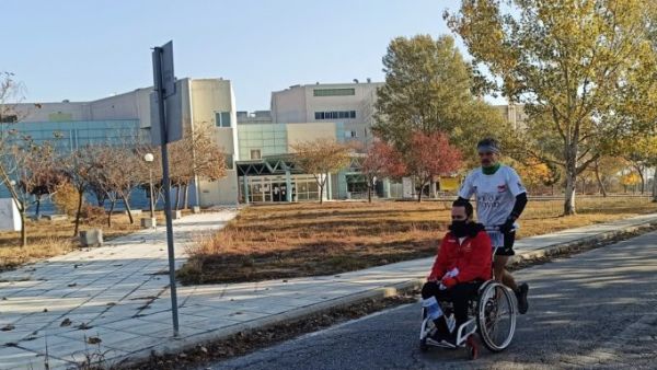 Κοροναϊός : Δύο Σερραίοι έτρεξαν μαραθώνιο για να «πουν» ευχαριστώ σε νοσηλευτές και γιατρούς