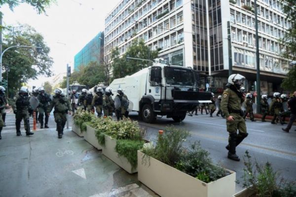 Πρωτόγνωρες εικόνες: Διμοιρίες ΜΑΤ και Αύρες παρελαύνουν σαν στρατός στο κέντρο της Αθήνας