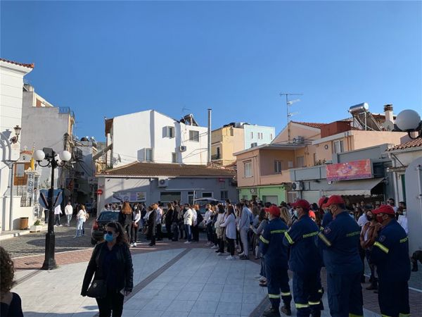 Σεισμός – Σάμος : Ράγισαν καρδιές στο τελευταίο αντίο στον Άρη και την Κλαίρη