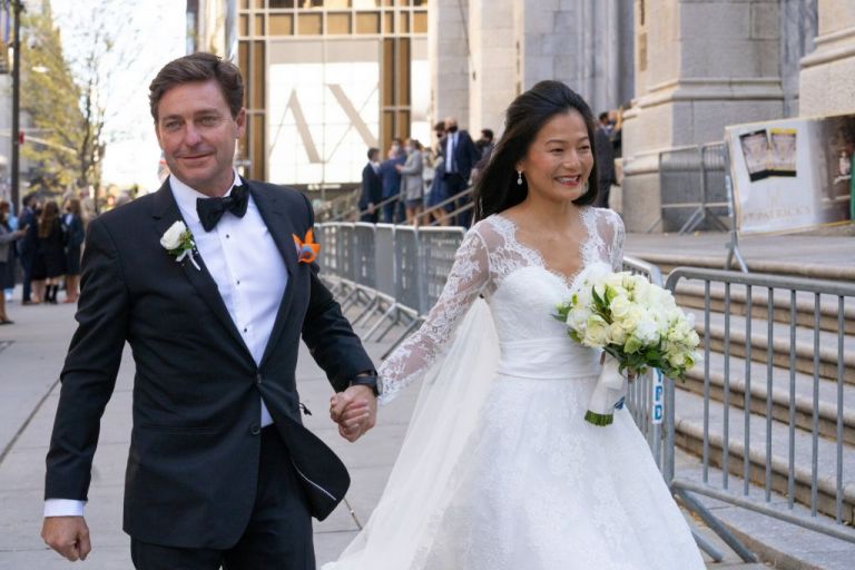 Πρώην ιερέας και ερευνήτρια παντρεύτηκαν και ο ρομαντισμός τους «αγγίζει» σενάρια ταινιών