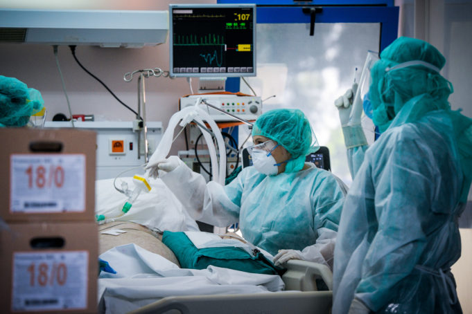 Κοροναϊός: Ασφυκτική πίεση στα νοσοκομεία – Στους 607 οι διασωληνωμένοι