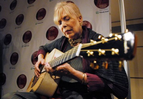 Τζόνι Μίτσελ : Εντοπίστηκαν τυχαία τα εννιά πρώτα παραδοσιακά φολκ τραγούδια που ηχογράφησε